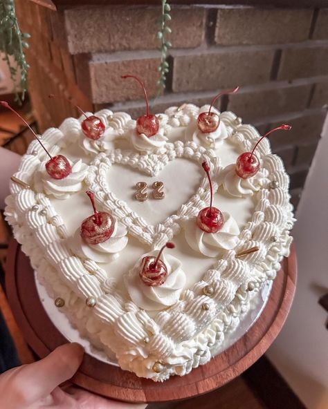 Gold Cherries On Cake, Cake With Glitter Cherries, Glitter Cherry Cake, Vintage Style Cake, Cake With Cherries, Happy Birthday 22, Heart Birthday Cake, 25th Bday, Vintage Birthday Cakes