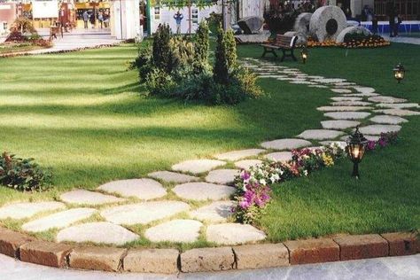 Vialetto da giardino fai da te: i consigli per rendere unica la tua area verde | Designmag Outdoor Improvements, Areas Verdes, Garden Walkway, Front Landscaping, Patio Gazebo, Garden Yard Ideas, Patio Stones, Private Garden, Back Garden