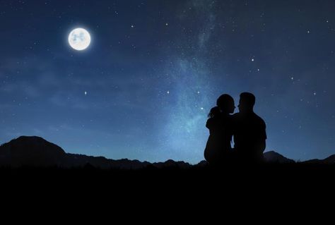 Free Stock Photo of Lovers Under the Moonlight - Romantic Couple Watching the Night Photos Of Lovers, Lovers Images, Romantic Questions, Romantic Couple Images, Under The Moonlight, Romantic Photos Couples, Romantic Couples Photography, Night Couple, Romantic Images