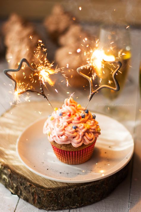 Sparkling Candle, Cake Photoshoot, Happy Birthday Wishes Messages, Birthday Cake Pictures, Colorful Birthday Party, Happy Birthday Cupcakes, Cute Birthday Pictures, Happy Birthday Beautiful, Good Night Flowers