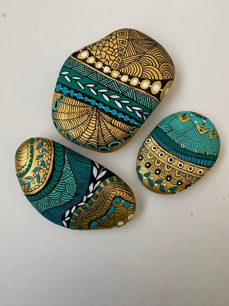 Zentangle Painted Rocks, Stone Painting Mandala, Animal Rock Painting, Gold Painted Rocks, Mendella Rock Painting, Rock Art Ideas, Indigenous Rock Painting, Mandala Oval Rock Painting, Mandala Painted Rocks