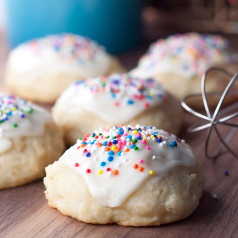 The best recipe for Italian Ricotta Cookies that are cake-like, sweet, will be great for a Christmas cookie exchange! Italian Holiday Cookies, Ricotta Cookies Recipe, Pfeffernusse Cookies, Italian Christmas Cookie Recipes, Italian Ricotta Cookies, Wishes And Dishes, Ricotta Cookies, Italian Christmas Cookies, Italian Cookie Recipes