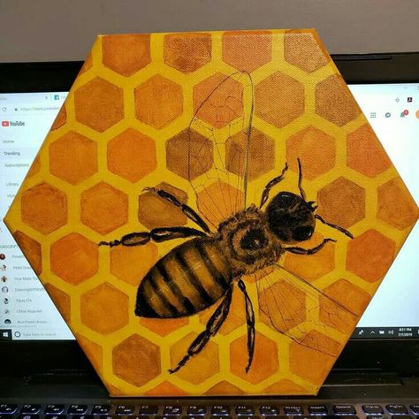 Hunny Comb Drawing, Honey Comb Painting Easy, Paintings On Hexagon Canvas, Abstract Bee Art, Octagon Canvas Painting Ideas, Hexagon Canvas Painting Ideas Acrylic, Honey Bee Painting Acrylic, Hexagon Painting Ideas, Hexagon Art Drawing