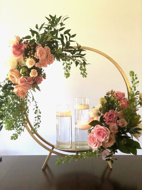 Wedding Flower Vase, Gold Centerpieces, Creative Flower Arrangements, Wedding Aisle Decorations, Flower Circle, Table Runners Wedding, Floral Hoops, Aisle Decor, Deco Floral