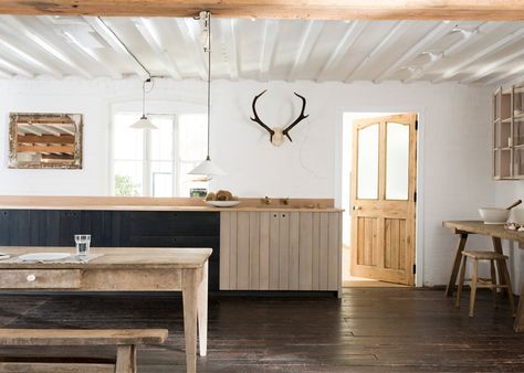 Sebastian Cox's "urban rustic" kitchen for DeVol features sawn and woven timber. Mission Kitchen, Unfitted Kitchen, Modern Country Kitchens, Wooden Kitchen Cabinets, Casa Cook, Devol Kitchens, Cabin Kitchen, Rustic Modern Kitchen, Rustic Kitchen Design