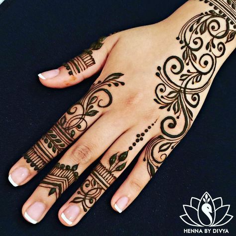 22 Easy Henna Designs for Beginners for Your Hands & Feet Indian Henna Designs, Hand Mehndi Designs, Arabic Henna Designs, Floral Henna Designs, Tato Henna, Eid Mehndi Designs, Full Hand Mehndi, Beginner Henna Designs, Mehndi Simple