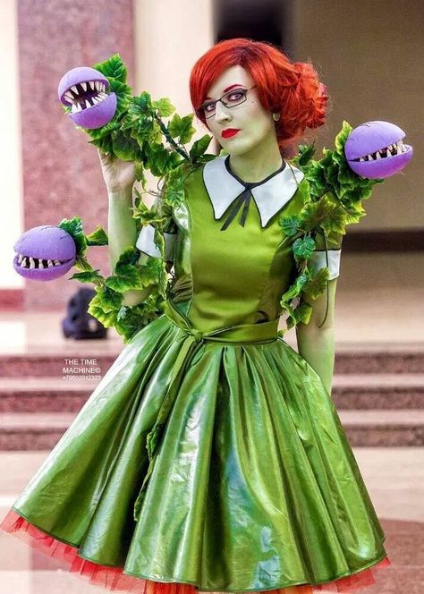 Audrey II costume idea Poison Ivy Kostüm, Little Shop Of Horrors Costume, Ivy Costume, Poison Ivy Cosplay, Horror Halloween Costumes, Poison Ivy Costumes, Classy Halloween, Horror Costume, Fly Trap