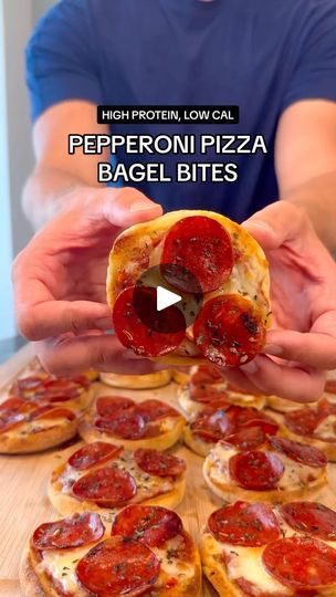 Macro-Friendly, High Protein PEPPERONI PIZZA BAGEL BITES

Per 4 pizzas:*
515 Cals
33g protein
64g carbs
15g fat

Another featured recipe from my new meal prep cookbook! This one is a favorite for when you really want to mix things up - and doubles as an amazing party recipe 🤌

*Macros are slightly different than what is seen in the cookbook due to different brands used, specifically for the Turkey pepperoni*

Ingredients:
10 English muffins
400g fat free Marinara (I used Whole Foods brand)
50g umami black garlic sauce (optional)
33g parmigiano reggiano
60g chopped hot peppers
200g 2% Mozzarella
60 slices turkey pepperoni (Applegate brand, found at Whole Foods)
33g hot honey (optional)

#stealthhealth #foodie #recipe #healthyrecipe #easyrecipe #iifym #flexibledieting #highprotein #highprot Pizza Bagel Bites, Pizza Bagel, Pepperoni Pizza Bites, Protein Pizza, Bagel Bites, Pizza Bagels, Turkey Pepperoni, Healthy High Protein Meals, Black Garlic