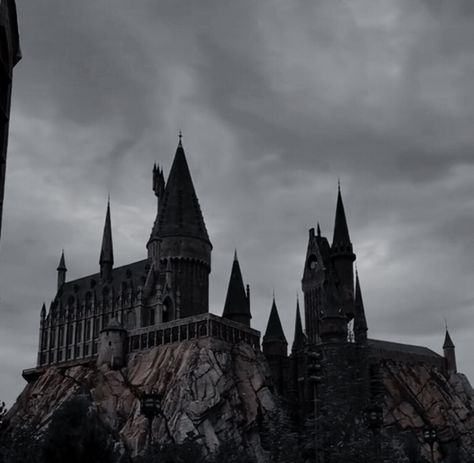 Brown Hogwarts Aesthetic, Dark Hogwarts, Hogwarts Aesthetic Castle, Black Aesthetic Harry Potter, House Of Black Harry Potter Aesthetic, Harry Potter Gray Aesthetic, Hogwarts Aesthetic Visuals, Dark Harry, Barty Crouch Jr