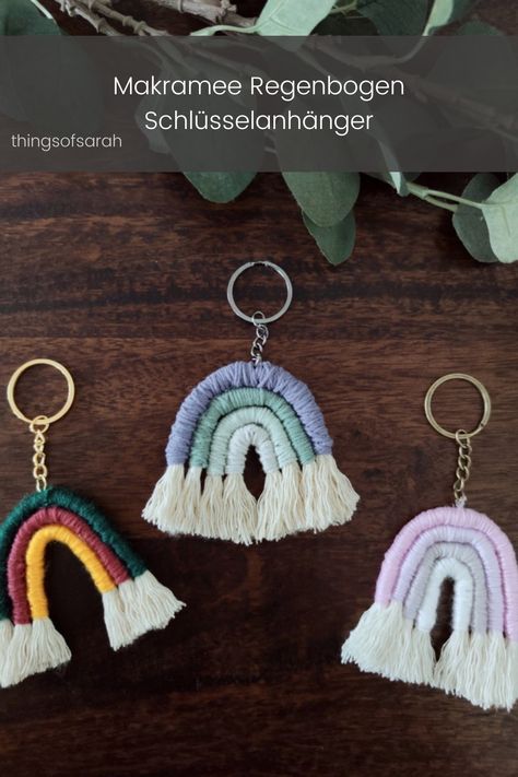 DIY Anleitung | Makramee Regenbogen Schlüsselanhänger ganz einfach selber machen | thingsofsarah Bird Crafts Preschool, Boho Crafts Diy, Pom Pom Crafts, Bird Crafts, Diy Presents, Baby Diy, Macrame Tutorial, Boho Diy, Macrame Projects