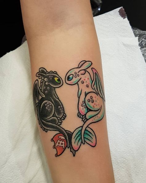 19 How To Train Your Dragon Tattoos To Admire - Body Artifact Toothless Dragon Tattoo, Fury Tattoo, Toothless Tattoo, Baby Dragon Tattoos, Cute Dragon Tattoo, Whimsical Tattoos, Dragons Tattoo, Couple Tattoos Unique, Dragon Tattoo Designs