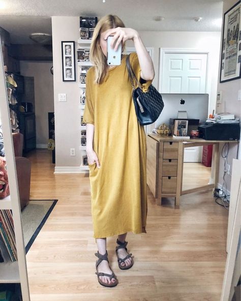 Birkenstock Yara Outfit, Birkenstock Outfit Summer Dress, Dress And Birkenstocks Outfits, Yara Birkenstock Outfit, Birkenstock With Dress, Long T Shirt Dress Outfit, Yara Birkenstock, Long T Shirt Dress, Birkenstock Yara Sandals