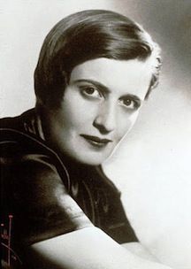 Ayn Rand (1905-1982) grew up with the ambition to be a fiction writer. In 1925, she left Soviet Russia for the United States. After making it to Hollywood she worked various jobs before she finally became a screenwriter. In 1936 she published her first novel, We the Living, which told of her life in in the Soviet Union. Fictional Heroes, Best Selling Novels, Atlas Shrugged, Woman Authors, Sense Of Life, Ayn Rand, Famous Authors, Writing Life, Book Images