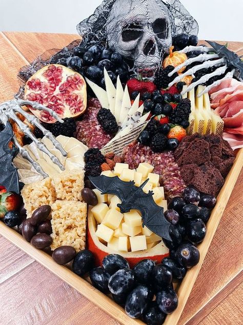 Pirate Charcuterie Board, Boocuterie Board, Souper Halloween, Finger Foods Party, Halloween Themed Appetizers, Halloween Dip, Halloween Charcuterie Board, Halloween Appetizers Easy, Halloween Charcuterie