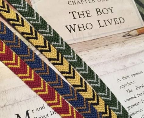 Harry Potter Bracelet, Floss Bracelets, Harry Potter Hogwarts Houses, Bracelet Inspired, Embroidery Bracelets, Friendship Bracelets Tutorial, Friendship Bracelets Designs, Gold Book, Diy Friendship Bracelets Patterns