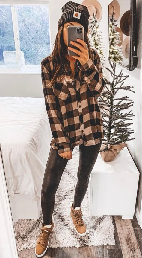 Casual Winter Outfits Flannel, Black Jeans And Flannel Outfit, Flannel Friday Outfit, Womens Fall Outfits Casual, Dixxon Flannel Women Outfit, Stylish Mom Outfits Winter, Winter Vacay Outfits, Casual Edgy Outfits Fall, Cute Outfits To Wear With Leggings