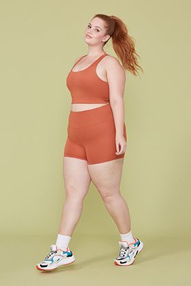 17 Brands Doing Ethical and Sustainable Plus-Size Clothing Short Girlfriend, Plus Size Posing, Female Pose Reference, Body Reference Poses, Human Poses Reference, Figure Poses, Poses References, Human Poses, Body Reference