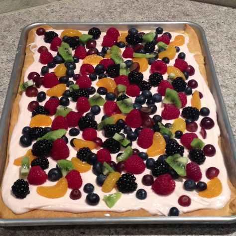 Fruit Pizza!! Crescent roll crust, 2 bricks cream cheese mixed with one jar marshmallow fluff. Cherry juice for color. Add fruit. Pizza Crescent Roll, Sugar Cookie Crust Fruit Pizza, Crescent Roll Fruit Pizza, Breakfast Fruit Pizza, Fruit Pizza Cups, Fruit Pizza Frosting, Fruit Pizza Bar, Fruit Pizza Designs, Fruit Pizza Sugar Cookie Recipe