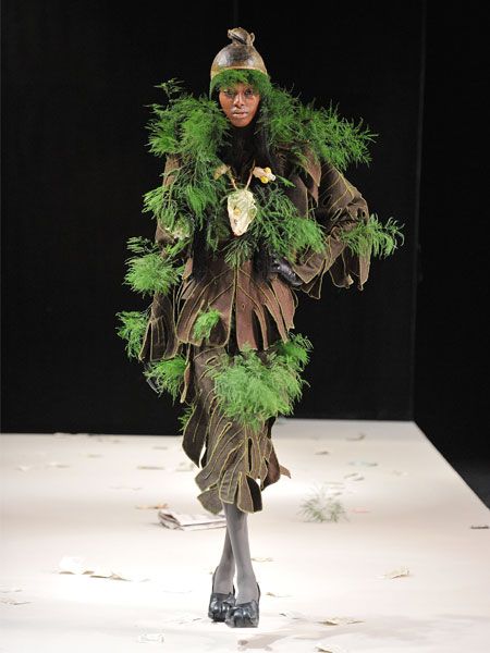 I'll never understand the purpose of runway fashions that look like the model ran headlong into a tree. Weird Fashion Trending, Botanical Fashion, Crazy Outfits, Funny Fashion, Quirky Fashion, Fashion Fail, Weird Fashion, Mens Designer Fashion, Fashion Kids