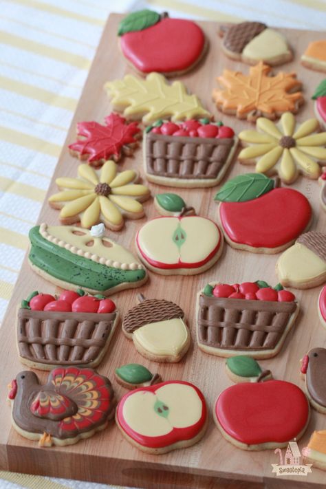 Royal Icing Apple Cookies, Simple Fall Royal Icing Cookies, Apple Cutout Cookies, Apple Sugar Cookies Decorated, Fall Cookie Ideas Royal Icing, Fall Sugar Cookie Ideas, Cut Out Cookies Decorating, Cookie Decorating Fall, Fall Cut Out Cookies