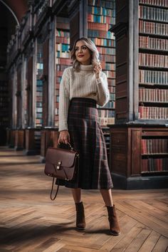 Dark Academia Outfit Petite, Women Dark Academia Aesthetic, Aesthetic Library Outfit, Fall Professor Outfits, Parisian Dark Academia Outfits, Christmas Vintage Outfit, Charmed Aesthetic Outfits, Fashionable Fall Outfits, Librariancore Outfits