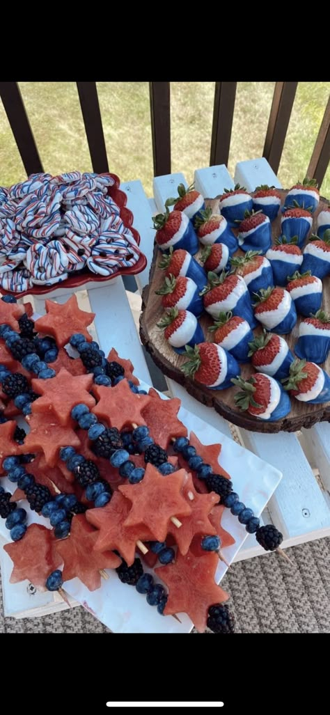 Cute Fourth Of July Food Ideas, Cute 4th Of July Food Ideas, July 4th Aesthetic Food, Best Fourth Of July Food, 4th Of July Dessert For A Crowd, Fourth Of July Party Desserts, Fourth Of July Fruit Platter, 4th Of July Board Food, 4th Of July Desserts Strawberries