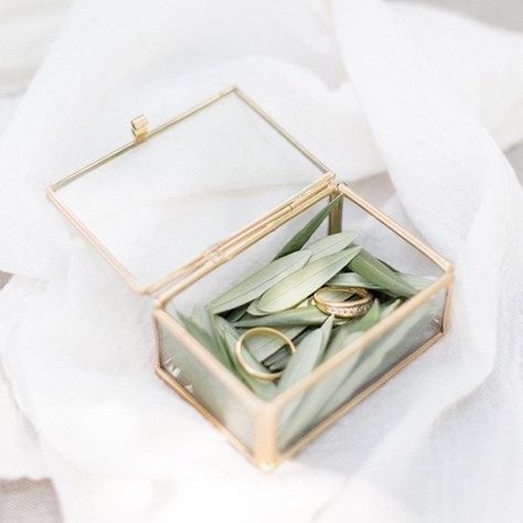 Wedding Ring Box Glass, Ring Photography, Ring Holder Wedding, Bridget Jones, Glass Box, Ring Pillow, Wedding Ring Box, Gold Wedding Rings, Wedding Deco