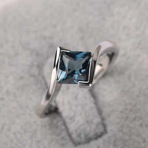 Ring With Blue Stone, Minimalist Promise Ring, Square Stone Ring, Simple Ring Design, November Birthstone Ring, Fancy Jewelry Necklace, Silver Rings With Stones, Princess Ring, Blue Stone Ring