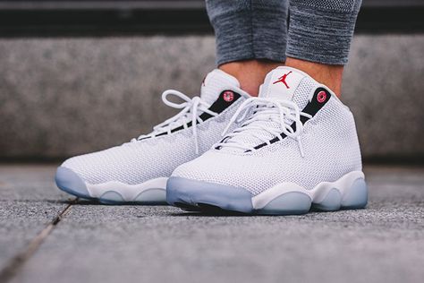 Jordan Horizon Low "Pure Platinum" Jordan Horizon, Men Aesthetic Outfits, Adidas Art, Sneaker Bar, Jordans Girls, Michael Jordan Shoes, Nike Flyknit, Best Sneakers, Red Accents