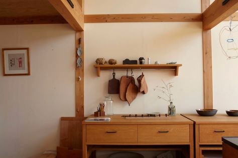 KitoBito-Japanese-joinery-Kaze-kitchen-Remodelista Japanese Kitchen Ideas, English Kitchens Design, Japanese Kitchens, Plain English Kitchen, Timber Kitchen, Kitchens Ideas, Solid Wood Design, Japanese Joinery, English Kitchens