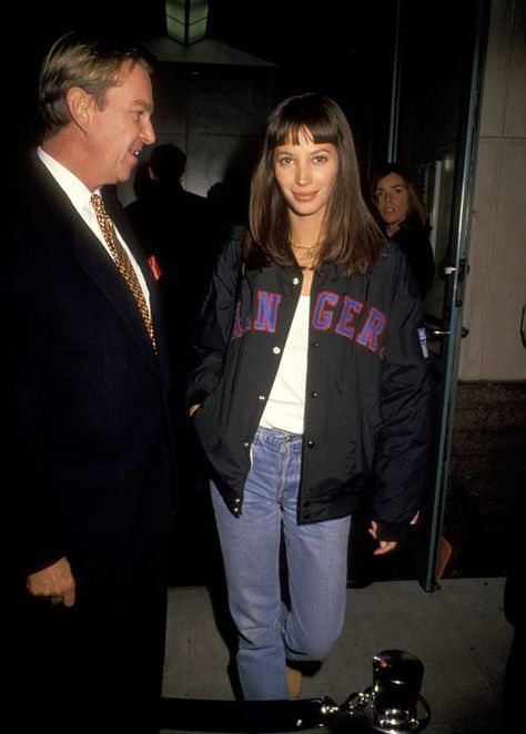 GettyImages-105909684 Sherilyn Fenn, 90s Grunge Hair, The 90s Fashion, Mode Rihanna, Goth Outfit, Original Supermodels, 90s Model, 90s Supermodels, 90s Models