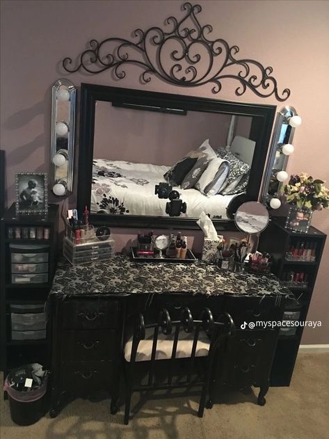 Emo Room, Vanity Inspo, Styl Grunge, Gothic Decor Bedroom, Room Redesign, Apartment Bedroom, Pinterest Room Decor, Makeup Stuff, Pretty Room