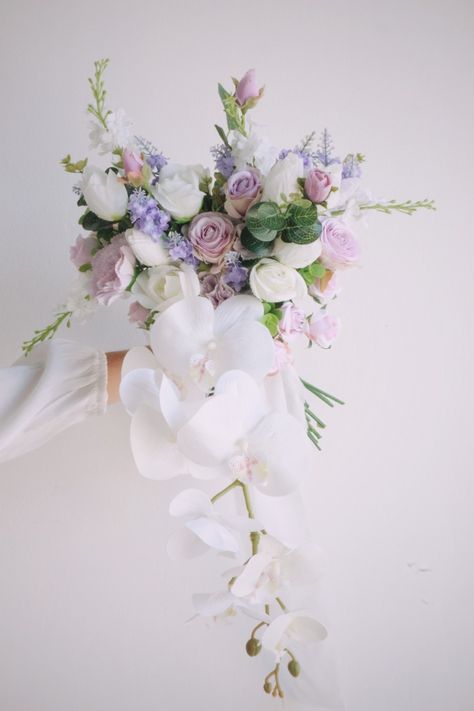 #purpleflower #weddingflower #cascadingflower Prewedding Bouquet, Cascading Bouquet, Cascade Bouquet, Artificial Flower Bouquet, Flower Diy, Flower Diy Crafts, Diy Flowers, Wedding Bouquet, Pre Wedding