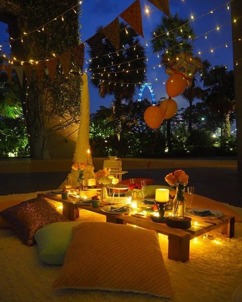 Night Time Picnic, Picnic Romantic, Things For Couples, How To Be Romantic, Romantic Date Night Ideas, Romantic Times, Boho Picnic, Picnic Ideas, Romantic Things To Do