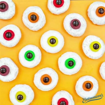 Halloween Powdered Donut, Donut Eyeballs, Donut Hole Eyeballs, Powdered Donuts, Donut Holes, Easy Treats, Party Needs, Halloween Snacks, Peach Rings