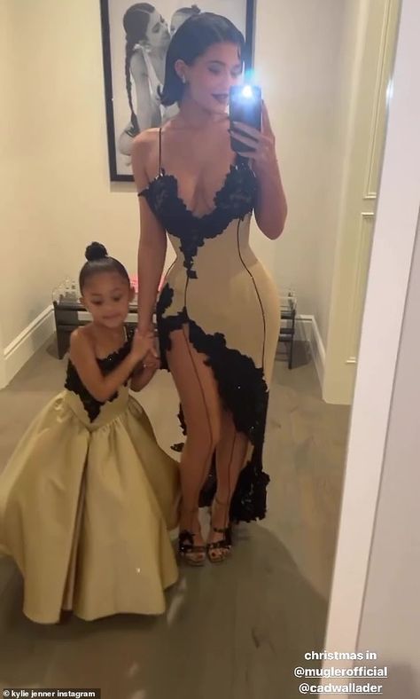 So sweet: Kylie Jenner and her four-year-old daughter Stormi matched outfits for the blowout Kardashian Christmas Eve bash Kylie And Stormi, Kylie Jenner Dress, Kardashian Christmas, Kylie Jenner Black, Kylie Jenner News, Khloe Kardashian And Tristan, Look Kylie Jenner, Kylie Jenner Hair, Estilo Kardashian