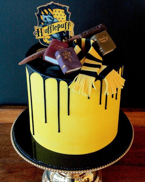 Harry Potter Birthday Cake Hufflepuff, Harry Potter Hufflepuff Cake, Hufflepuff Cake Birthday, Hufflepuff Birthday Party Ideas, Hufflepuff Cupcakes, Simple Harry Potter Cake Ideas, Hufflepuff Birthday, Hufflepuff Cake, Harry Potter Cakes Birthday