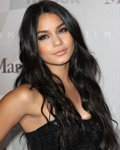 Vanessa Hudgens Aesthetic Icon, Celebrity Look Alikes, Brunette Celebrities Woman, Celebrities With Black Hair, Vanessa Hudgens Aesthetic, Vanessa Hudgens 2000s, Vannesa Hudgens, Vanessa Hudgens Makeup, Black Hair Celebrities