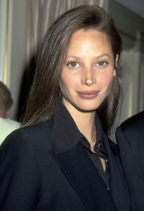 5 American top models of the 90s who we still look to for makeup inspiration | Vogue France 90d Supermodel, Chrissy Turlington 90s, Christy Turlington Face, Christy Turlington Hair, Chrissy Turlington, Christy Turlington 90s, American Top Model, Surfer Girl Hair, Sherilyn Fenn