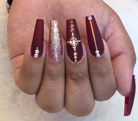 Shuey Cortez💅 on Instagram: “@apresnailofficial Gel X #apresgelx #gelx #apresofficial #gelextensions #coffinnails #longnails #glitternails #glitternail #nailart…” Matte Burgundy Nails, Burgundy Nail Art, Burgundy Background Aesthetic, Burgundy Acrylic Nails, Burgundy Nail Designs, Quinceanera Nails, Gold Acrylic Nails, Classy Nail Designs, Burgundy Nails