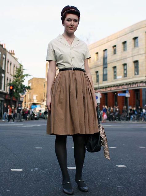 Vintage inspired look Sunday Clothes, Librarian Chic, Mode Pop, Old School Fashion, Gamine Style, Simple Skirt, Brown Skirt, Opaque Tights, Zooey Deschanel