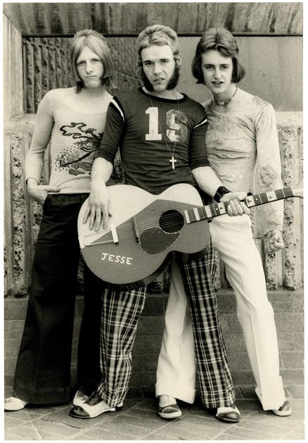 Hammersmith Gorillas photo shoot for their proto-punk single, “You Really Got Me,” 1974 Proto Punk, You Really Got Me, British Punk, Punk Movement, Panda Eyes, Black Hair Dye, Alternative Indie, 1970s Style, Punk Scene