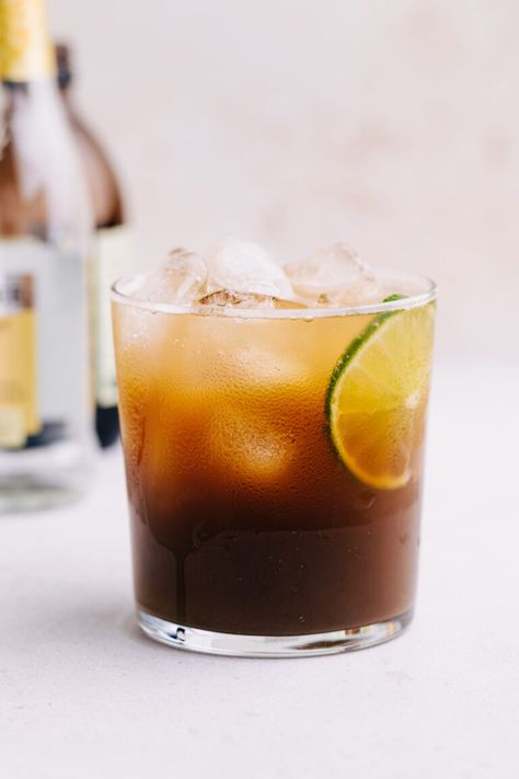 This cold brew tonic is a delicious and refreshing coffee drink with cold brew coffee, botanical tonic water, and a hint of citrus. - www.TheGreenCreator.com - #coldbrewtonic #coffeedrink #coldbrew #coldcoffee #summercoffeedrink #espressotonic Food Marketing Design, Alcoholic Coffee Drinks, Best Coffee Drinks, Coffee Tonic, Drinks Mocktail, Summer Coffee Drinks, Coldbrew Coffee, Coffee Popsicles, Cold Brew Coffee Concentrate