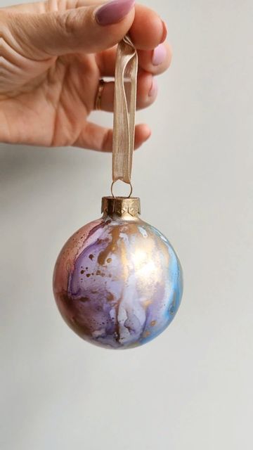 Anne Roos 🌹Alcohol Ink Artist on Instagram: "Rainbow experiment on baubles, yay or nay ? 🌈 I keep most designs in Christmas and neutral colors but I always love myself a little experiment! Materials: @copic_official alcohol markers on glass bauble ✨ I am busy preparing for the Christmas Market held at my studios this Saturday. If you are near Amsterdam come check it out! You can also join my workshop to ink your own bauble and ornament 👌 (see details in my stories). #alcoholinkart #rain Alcohol Ink Ceramic Ornaments, Rainbow Experiment, Resin Ornaments, Yay Or Nay, Glass Bauble, Copic Coloring, Alcohol Ink Art, Alcohol Markers, Love Myself