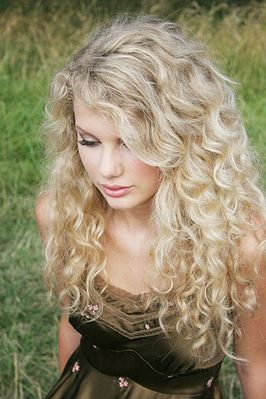 7 Days of Hair, Day 1: Taylor Swift I loved Taylor's curly hair and was sad when she changed it. #7DaysOfHair Taylor Swift Photoshoot, Beautiful Curly Hair, Taylor Swift Hair, Long Blonde, Taylor Swift Album, Long Blonde Hair, Taylor Swift Pictures, The Grass, Demi Lovato