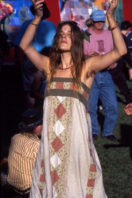 Can't decide if it's the dress or the armpits that drew my attention...but the dress is keeping it Hippie Girl Aesthetic, Hippie Commune, Hippie Things, Outfit Hippie, Chica Punk, Fashion Fotografie, Hippie Women, Hippie 60s, Moda Hippie