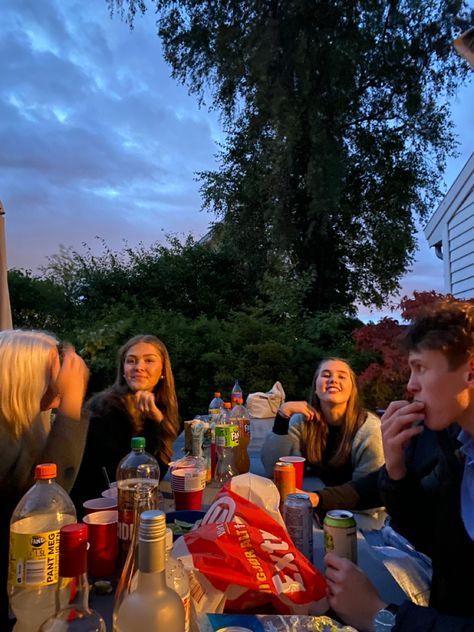 Barbecue With Friends Aesthetic, Barbecue Aesthetic Friends, Family Bbq Aesthetic, Family Party Aesthetic, Bbq Party Aesthetic, Grill Aesthetics, Barbecue Party Aesthetic, Outdoor Party Aesthetic, Summer Bbq Aesthetic