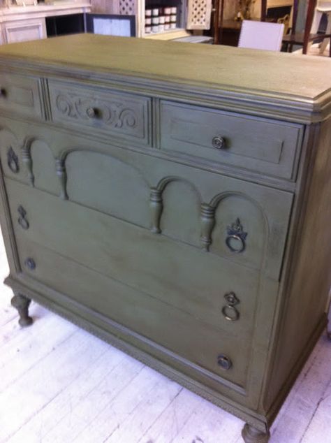 How-to: Chalk Paint dresser, includes options for covering gouges or scratches with distressed finish Gothic Dresser, Annie Sloan Furniture, Old Dresser Drawers, Auction Ideas, Chalk Painting, Shabby Chic Dresser, Annie Sloan Paints, Green Furniture, Furniture Rehab