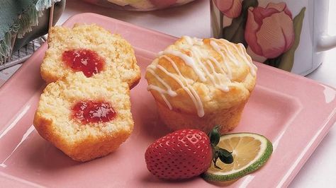 Whip up delicious fruit-filled muffins with what's probably already in your cupboard or fridge. Bisquick Muffins, Apple And Cheddar, Jiffy Mix Recipes, Sandwiches And Wraps, Sandwich Wrap, Betty Crocker Recipes, Sweet Potato Pancakes, Bisquick Recipes, Filled Muffins