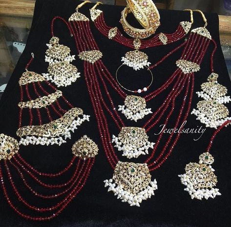 Hyderabadi Jewelry, Bridal Jewelry Sets Brides, Wedding Jewelry Sets Bridal Jewellery, Bridal Jewellery Inspiration, Pakistani Bridal Jewelry, Bride Jewelry Set, Perhiasan India, Indian Bridal Jewelry Sets, Bridal Jewellery Design